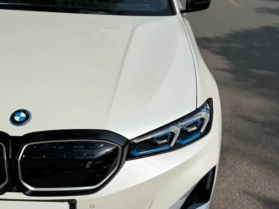 بي إم دبليو i3 2023 eDrive 40 L حزمة الرياضة الليلية