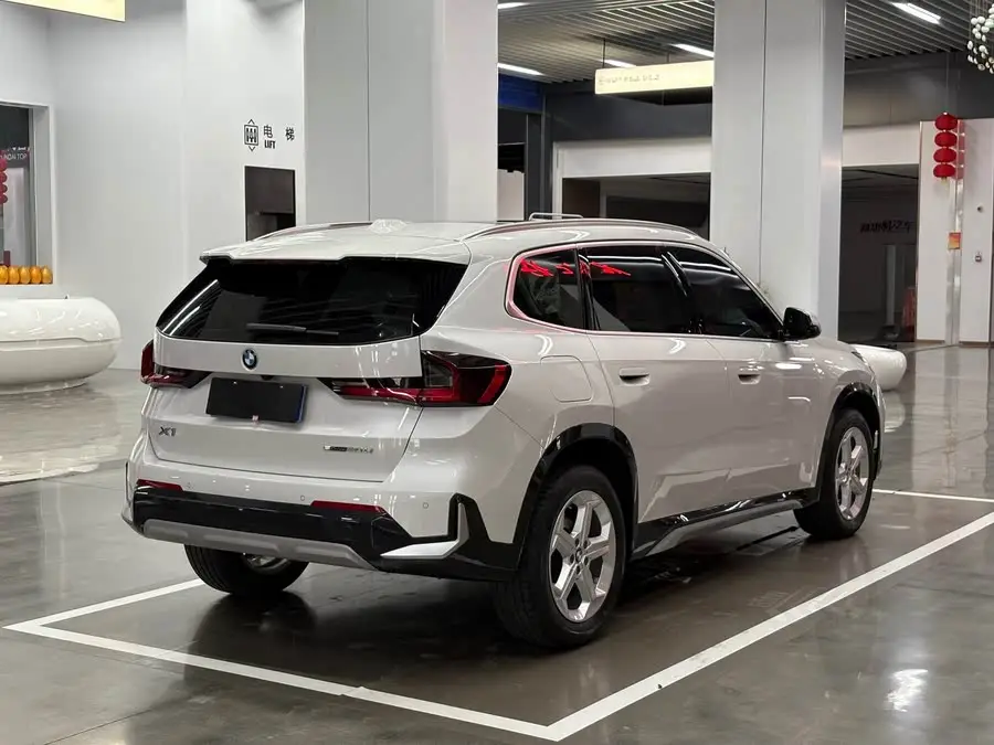 بي إم دبليو X1 2023 sDrive20Li حزمة تصميم X