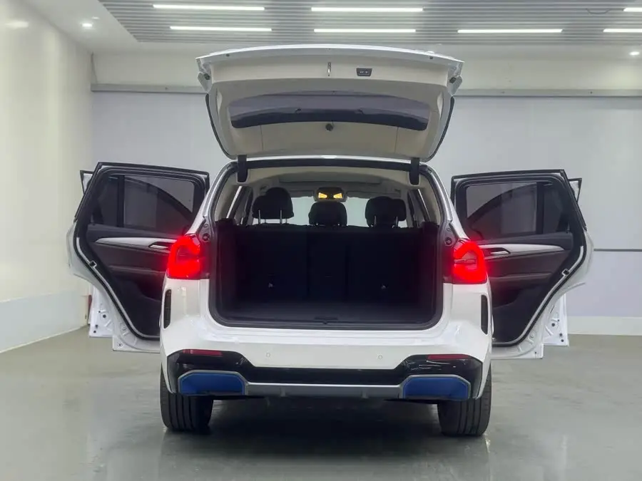 بي إم دبليو iX3 طراز 2022 إصدار القيادة