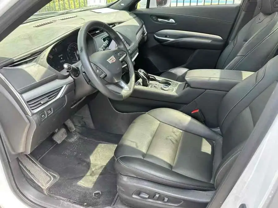 كاديلاك XT4 2021 28T الدفع الأمامي المتميز