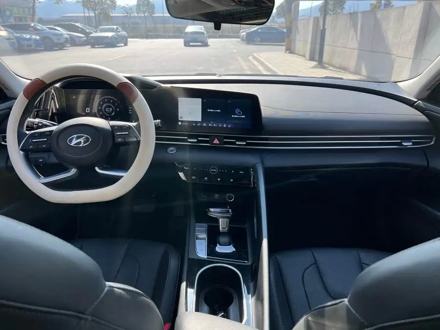 إيلانtra 2022 1.5L CVT LUX النسخة الفاخرة