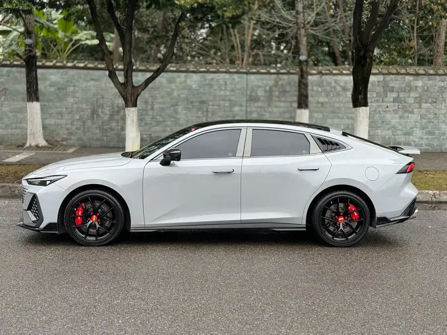 Changan UNI-V 2023 1.5T Smart Navigation Edition