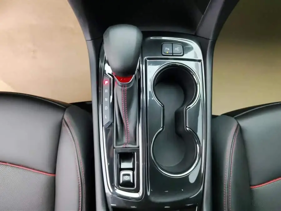 2022 شفروليه تراكير 550T RS دفع رباعي ذكي