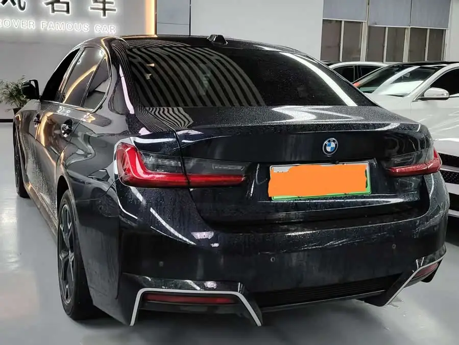 بي إم دبليو i3 2023 طراز eDrive 40 L حزمة الرياضة الليلية