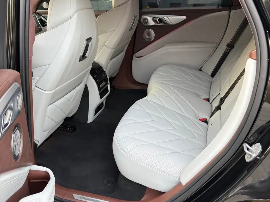 بي إم دبليو XM 2023 النموذج الأساسي