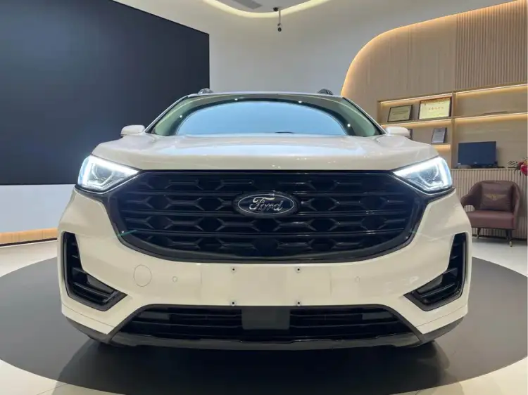 2021 Ford Edge PLUS EcoBoost 245 Two-Wheel Drive Top Model 7-Seater