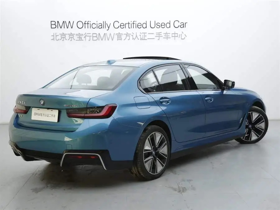 بي إم دبليو i3 2023 طراز eDrive 40 L حزمة الرياضة الليلية