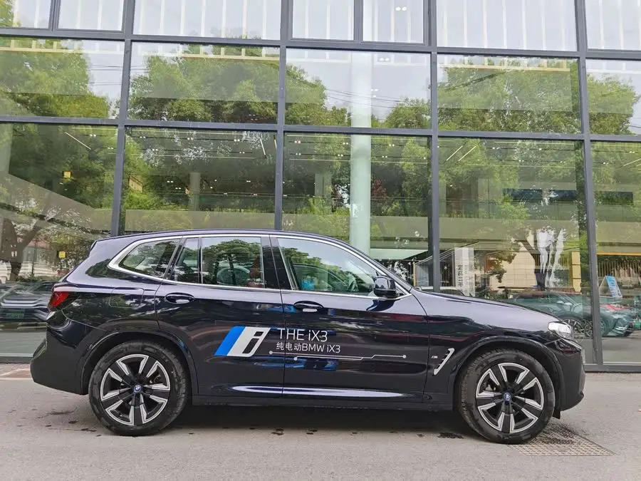 بي إم دبليو iX3 2023 الإصدار الرائد