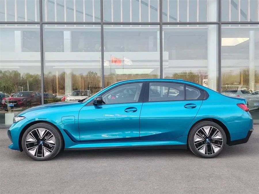 بي إم دبليو i3 2023 eDrive 40 L حزمة الرياضة الليلية