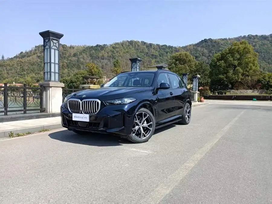 بي إم دبليو X5 2023 xDrive 30Li فئة M الرياضية المتميزة حزمة الليل