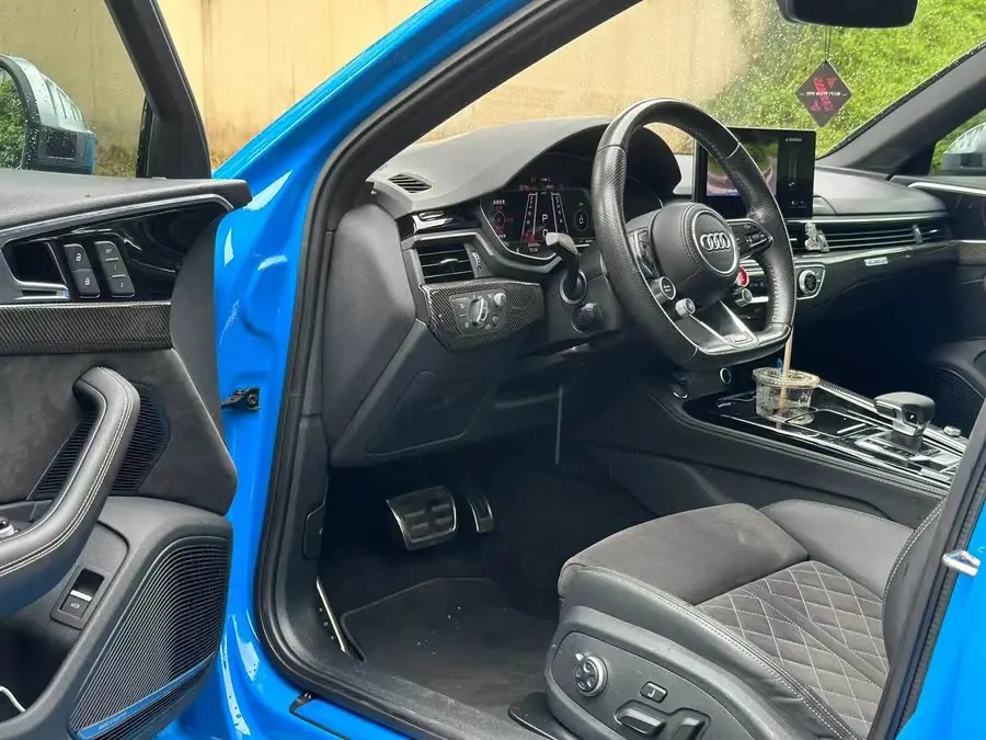 2021 أودي RS 4 أفانت إصدار الذهب الداكن