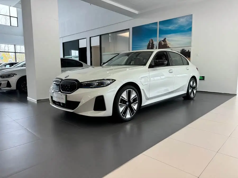 بي إم دبليو i3 2023 eDrive 40 L حزمة الرياضة الليلية