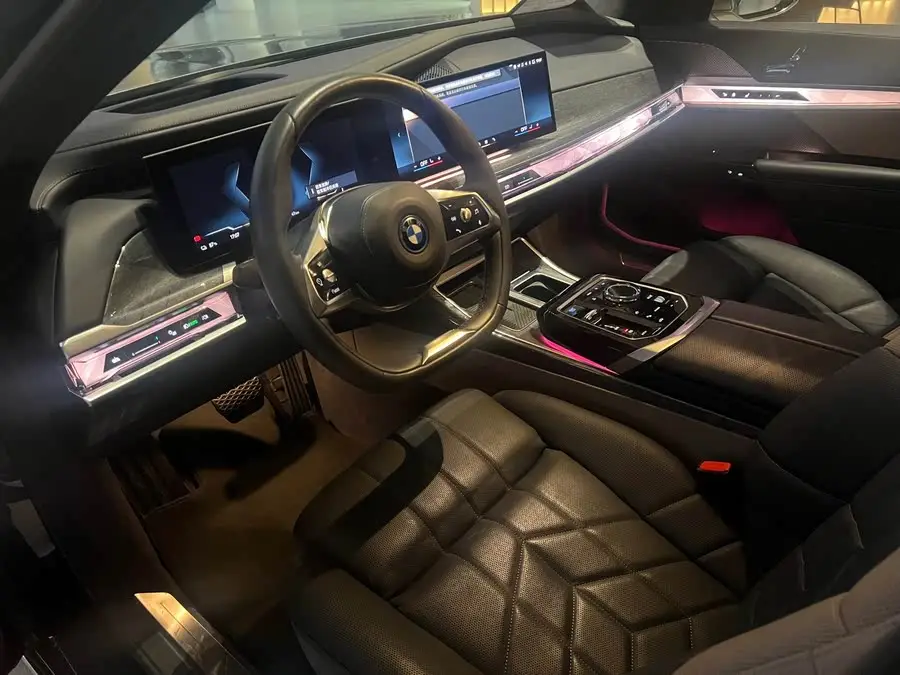 بي إم دبليو i7 2023 eDrive50L باقة فاخرة