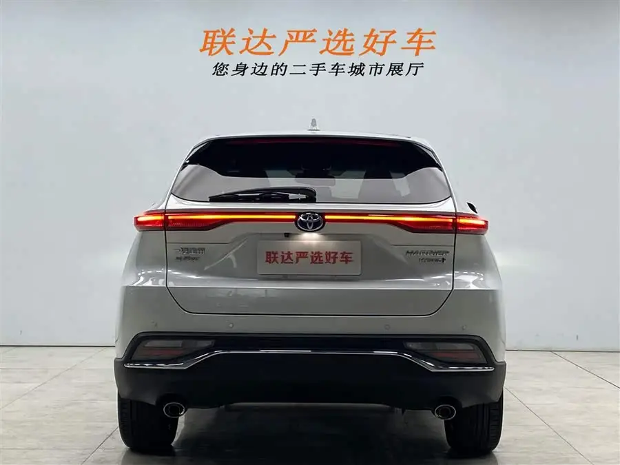 2022 تويوتا هارير بنظام الدفع الهجين 2.5 لتر CVT الدفع الرباعي الفئة الممتازة