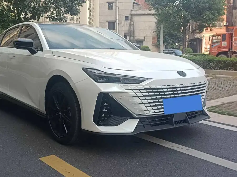 Changan UNI-V 2022 1.5T Intelligent Navigation Edition