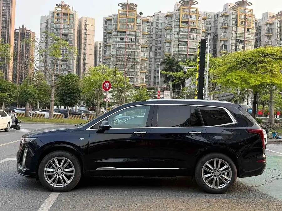 كاديلاك XT6 2022 2.0T سبعة مقاعد فاخرة بنظام دفع أمامي