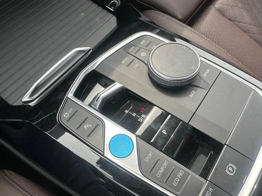 بي إم دبليو iX3 2024 الطراز الرائد