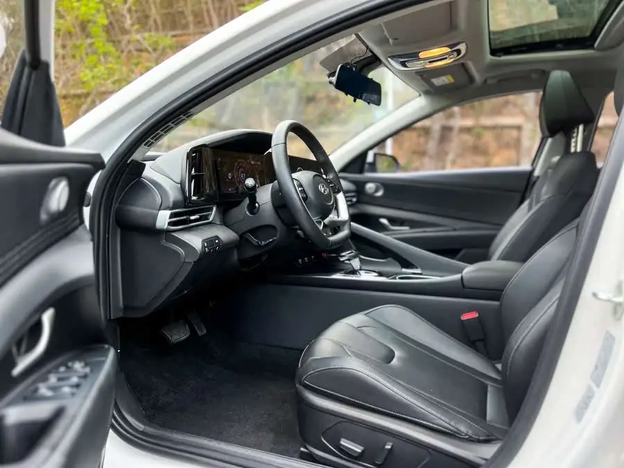 Elantra 2022 1.5L CVT LUX Premium Edition