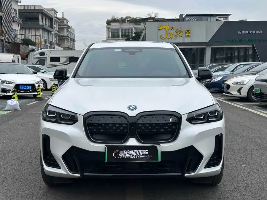 بي إم دبليو iX3 2023 إصدار رائد