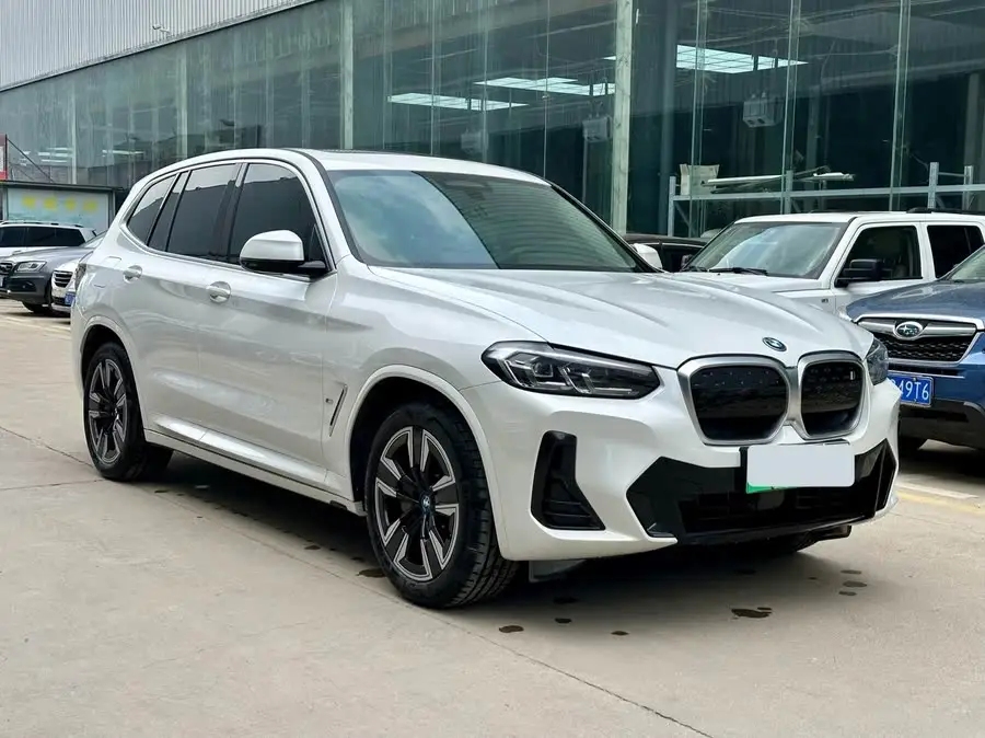 بي إم دبليو iX3 2024 طراز رائد