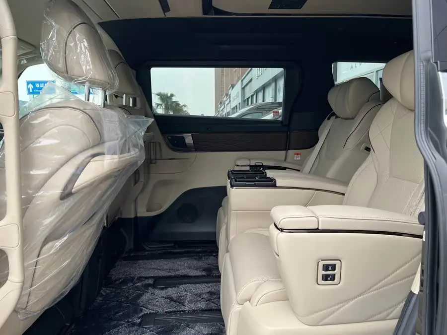 2024 تويوتا فيلفاير كراون هايبرد 2.5 لتر إصدار ألتميت