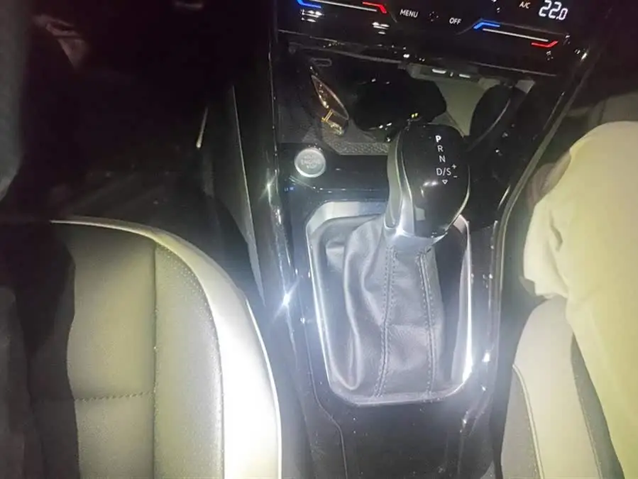 T-ROC 2024 طراز 300 TSI DSG دفع ثنائي إصدار تشيسر