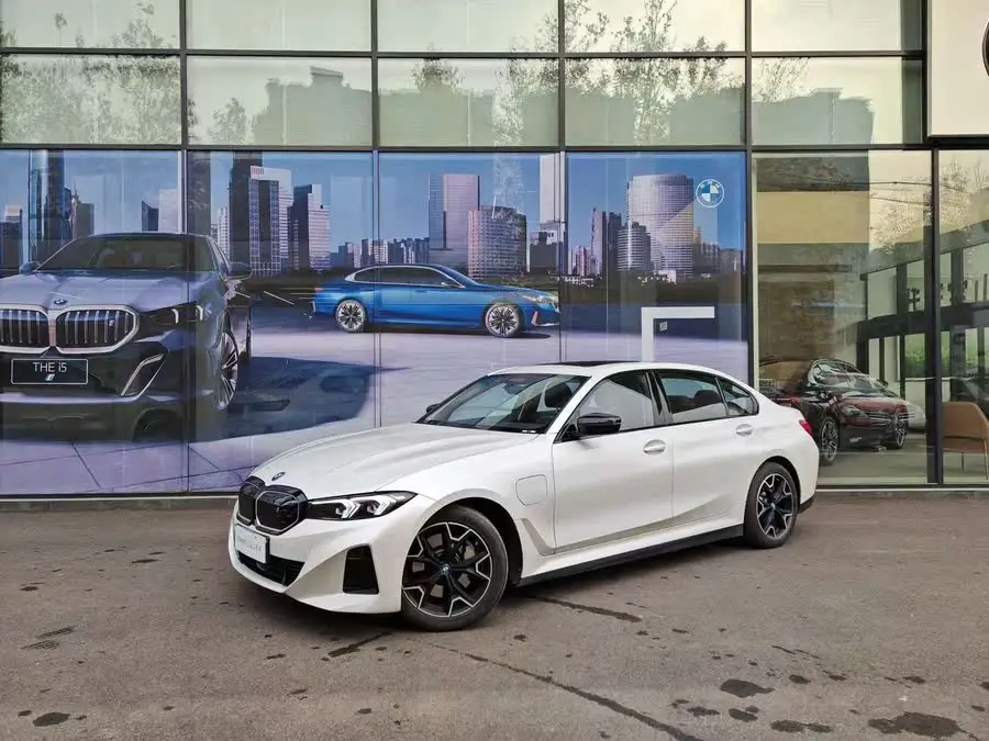 بي إم دبليو i3 2023 طراز eDrive 40 L مجموعة الليل