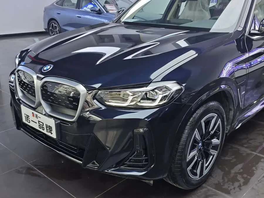 بي إم دبليو iX3 2024 الطراز الرائد