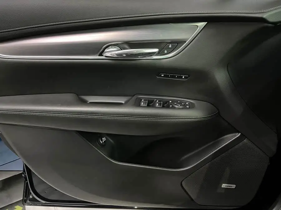 كاديلاك XT6 2022 2.0T طراز ستة مقاعد دفع رباعي فخم