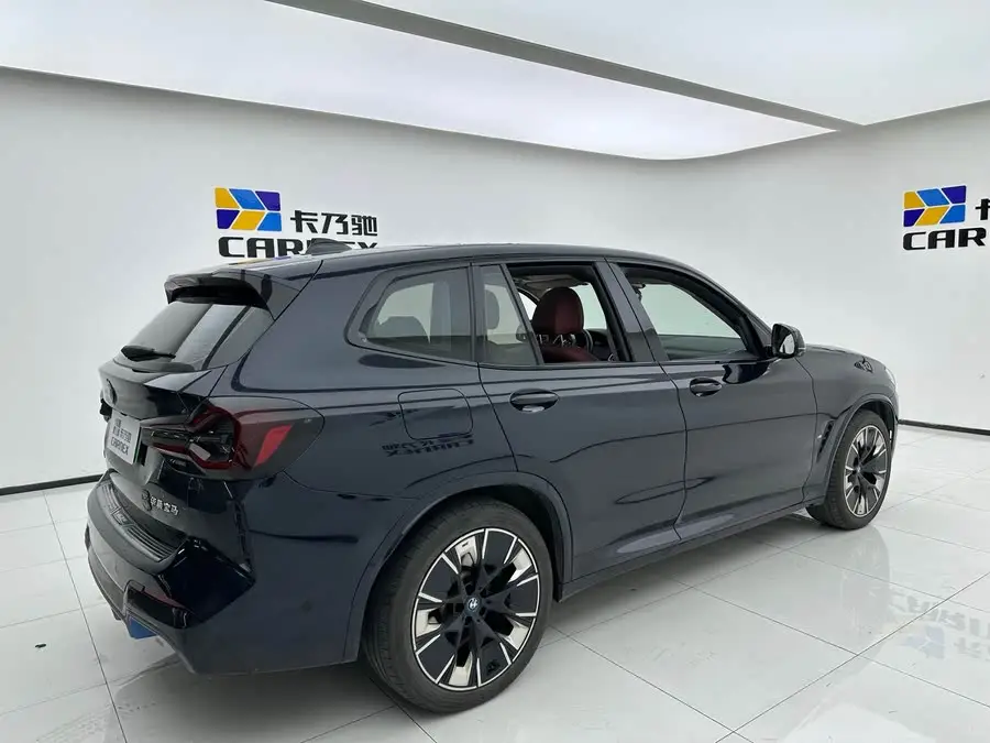 بي إم دبليو iX3 2022 الطراز القيادي