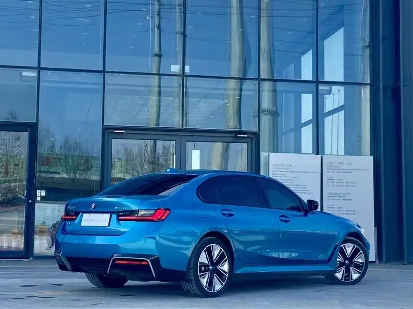 بي إم دبليو i3 2023 eDrive 40 L حزمة رياضية ليلية