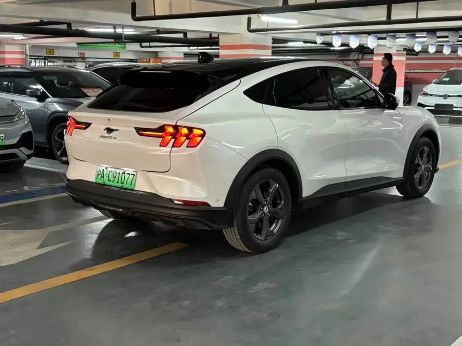 فورد موستانج ماك-إي 2021 النسخة الخلفية الدفع (نطاق قياسي)