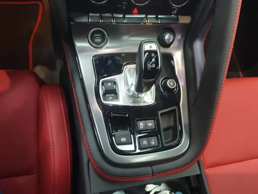 جاكوار F-TYPE 2024 P300 إصدار الذكرى الخامسة والسبعين الخاصة بالنسخة الصلبة