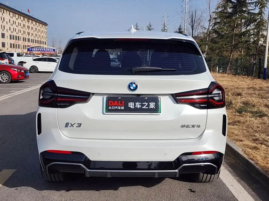 بي إم دبليو iX3 2024 طراز رائد