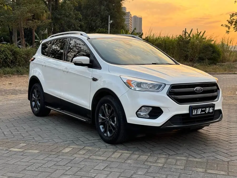 2019 Ford Escape EcoBoost 180 FWD Platinum Edition National V