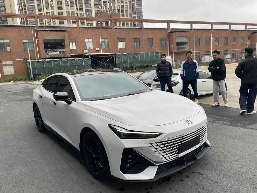 Changan UNI-V 2022 1.5T Smart Navigation Edition