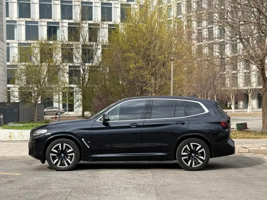 BMW iX3 2022 Leading Version