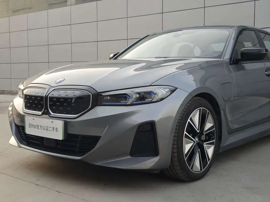 بي إم دبليو i3 2024 eDrive 40 L باقة الرياضة الليلية