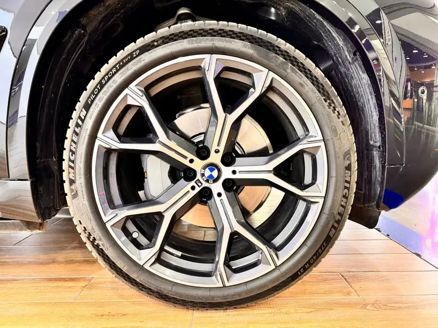 BMW X5 2023 xDrive 30Li 尊享型M运动曜夜套装