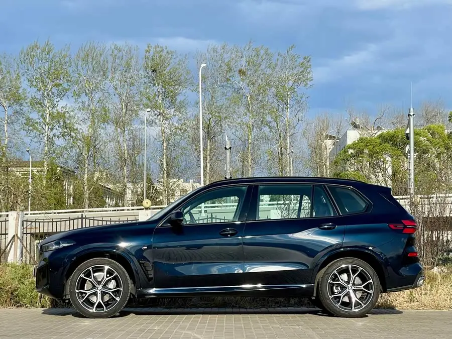 بي إم دبليو X5 2023 xDrive 30Li باقة M الرياضية الفاخرة ليلية