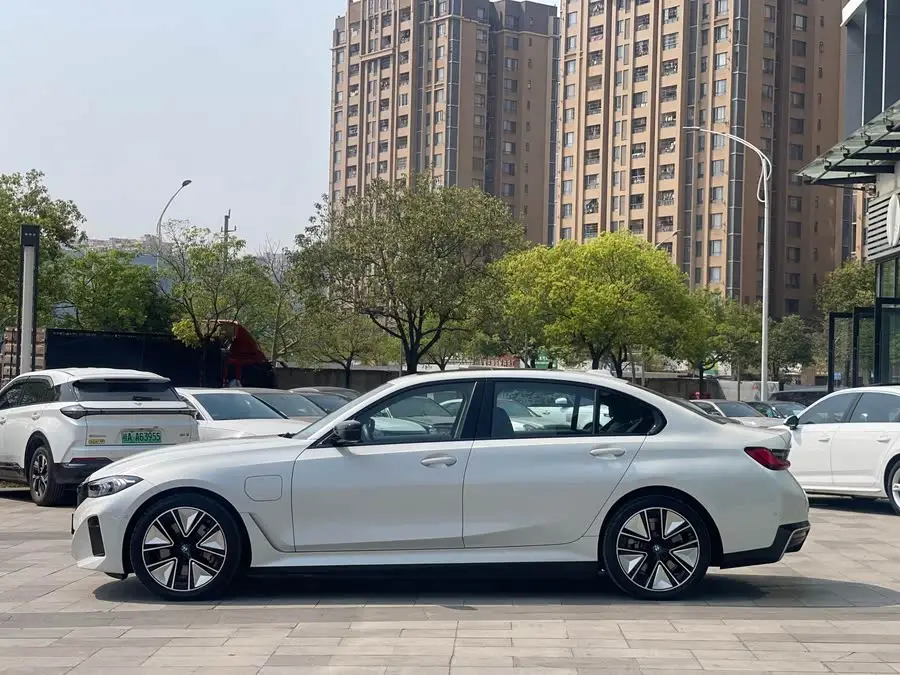 بي إم دبليو i3 2023 نسخة eDrive 40 L حزمة الرياضة الليلية