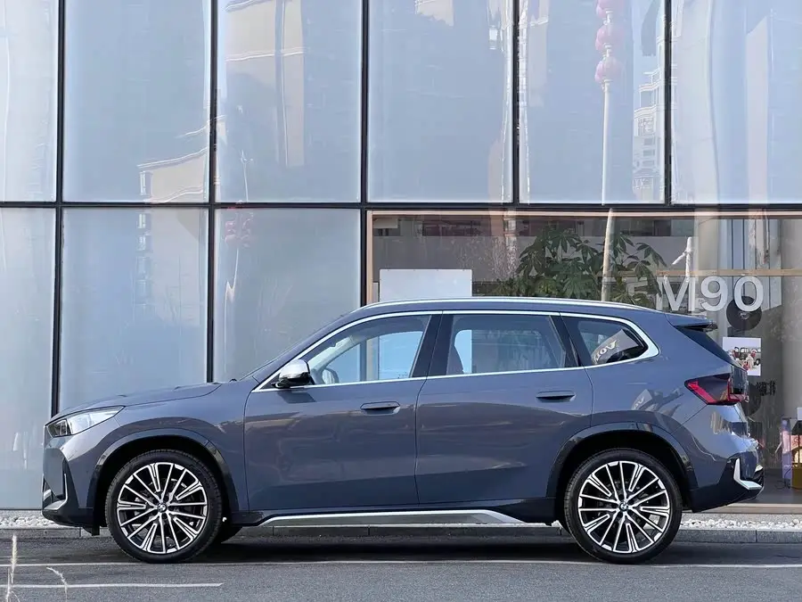 بي إم دبليو X1 2023 xDrive25Li حزمة تصميم X