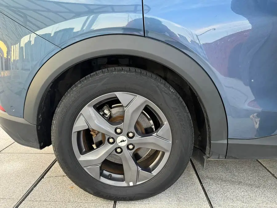 فورد موستانغ ماك-إي 2021 نسخة الدفع الخلفي المعيارية