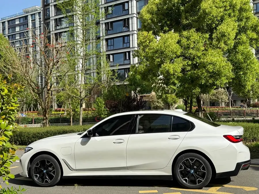 بي إم دبليو i3 2023 طراز eDrive 40 L حزمة الليل