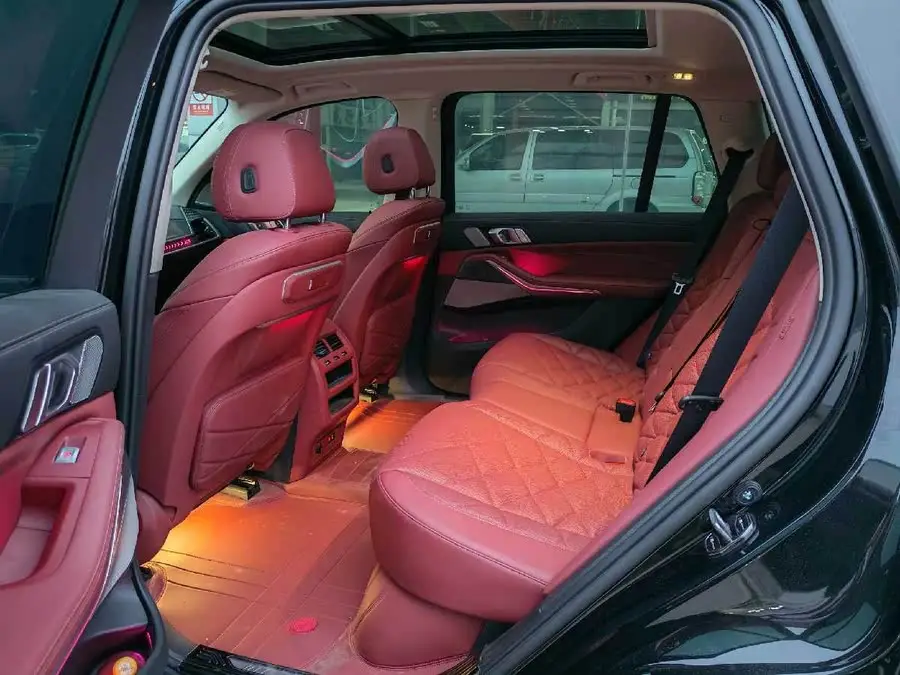 بي إم دبليو X5 2023 xDrive 30Li باقة M الرياضية الفاخرة ذات اللون الأسود الليلي