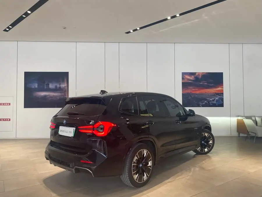 بي إم دبليو iX3 2022 الطراز الرائد