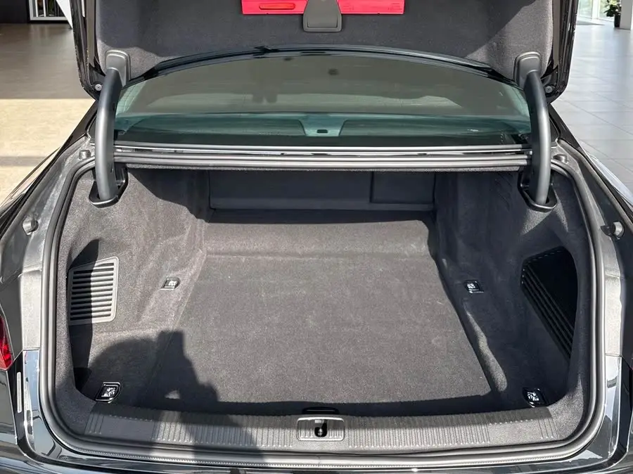 أودي A8 2023 A8L 55 TFSI quattro الرائد