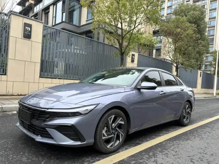 Elantra 2023 1.5L CVT LUX Premium Edition