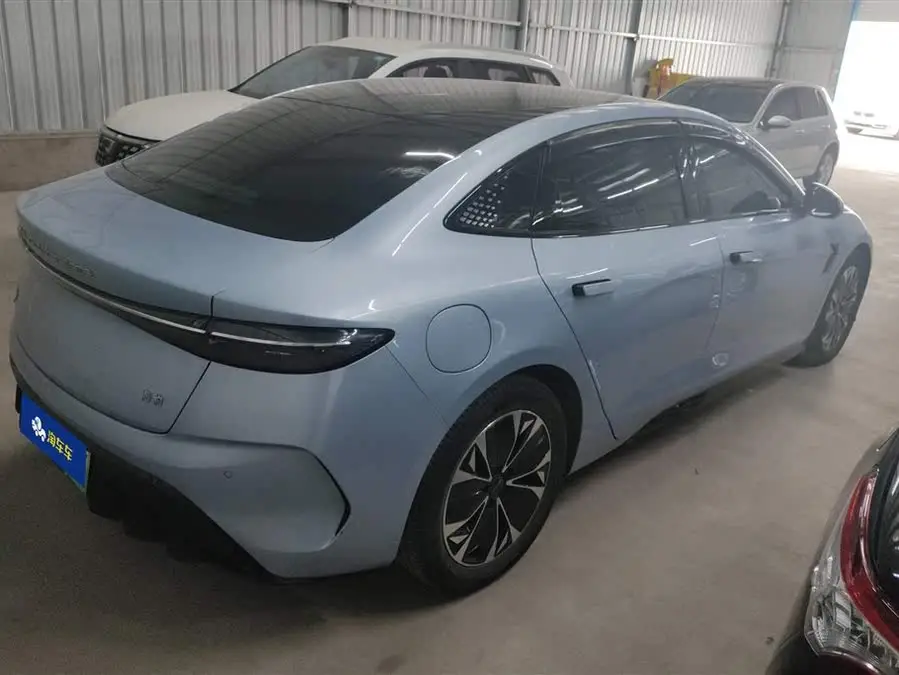 فقمة 2022 طراز 550 كم المدى القياسي النسخة الفاخرة بالدفع الخلفي