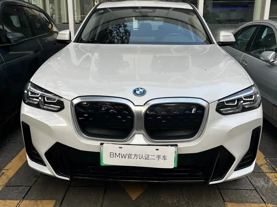 بي إم دبليو iX3 2024 الطراز الرائد